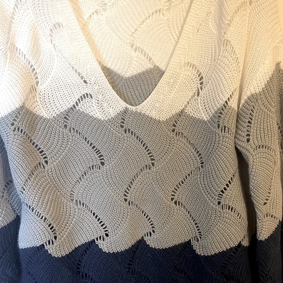 Cute sweater with button cuffed sleeves, v-neck size L - Picture 2 of 6